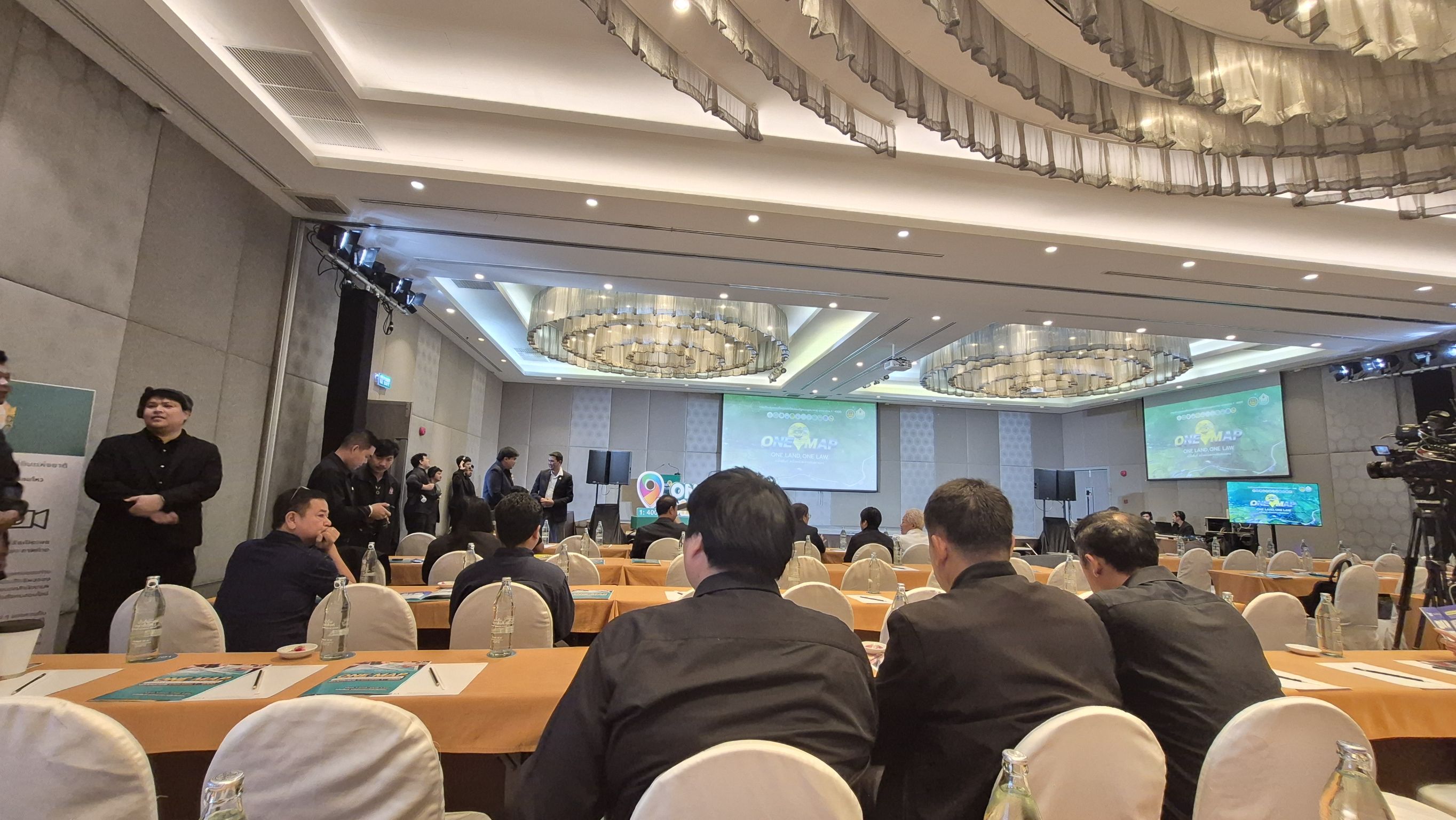 title - เจ้าหน้าที่ ส.ป.ก.เพชรบุรี ร่วมประชุมสัมมนาโครงการประชาสัมพันธ์สร้างการรับรู้ความเข้าใจ เพื่อขับเคลื่อนผลการดำเนินงานปรับปรุงแผนที่แนวเขตที่ดินของรัฐแบบบูรณาการ มาตราส่วน 1 : 4000 (One Map) อย่างมีประสิทธิภาพ ระยะที่ 2